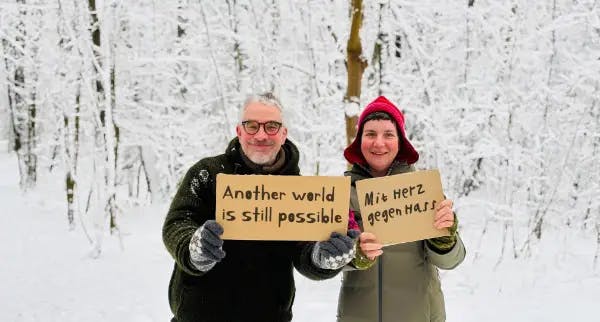 Ilona und Marek vor Schneelandschaft.