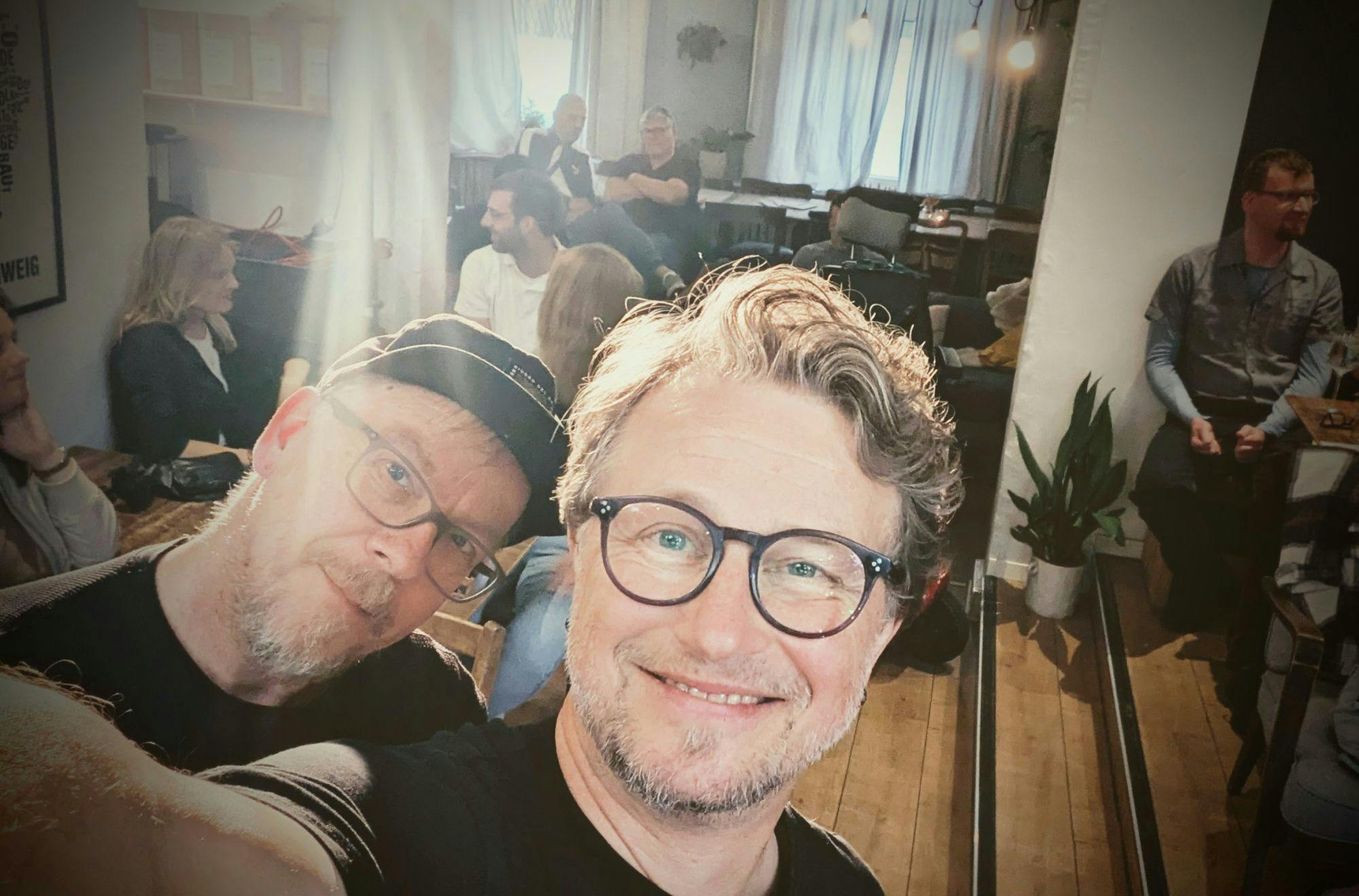 Martin Denzin und ich lachen in die Kamera, kurz vor unserem Auftritt in Braunschweig.