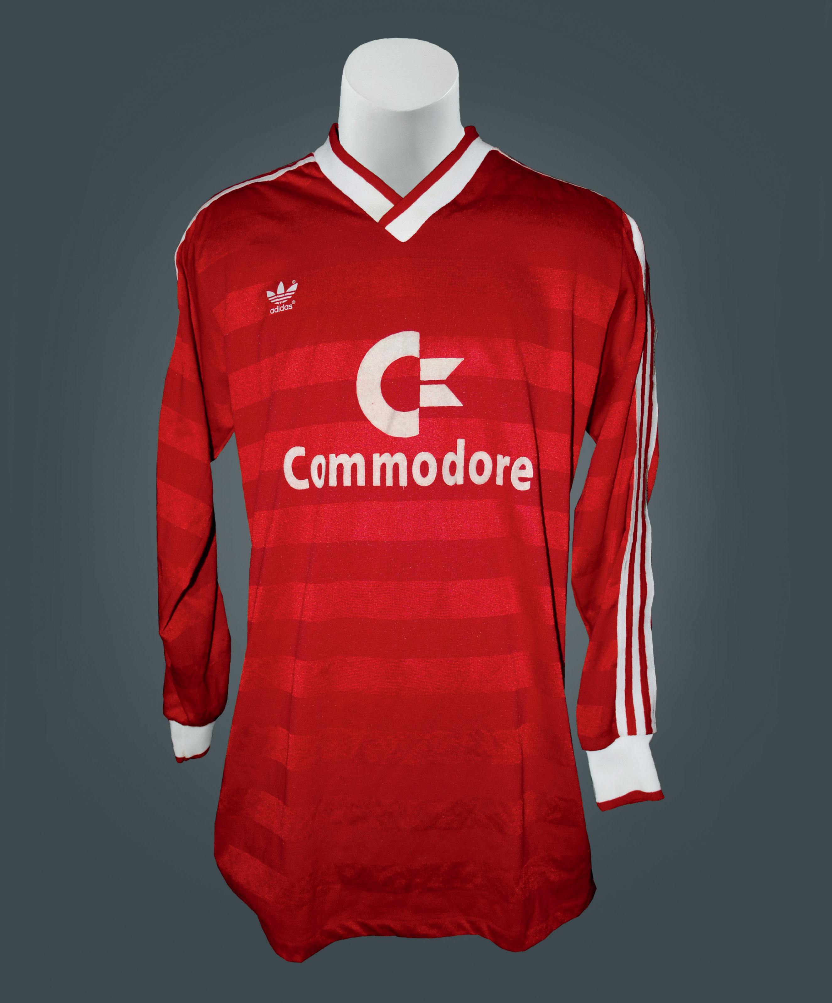 Originales Spielertrikot von Klaus Augenthaler aus der zweiten Saison mit Commodore als Trikotsponsor.