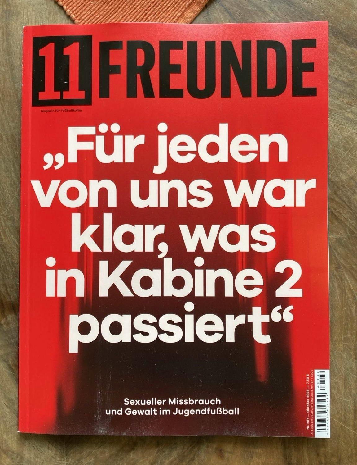 Das Cover der aktuellen 11Freunde mit einem Zitate "Für jeden von uns war klar, was in Kabine 2 passiert" auf rotem Grund.