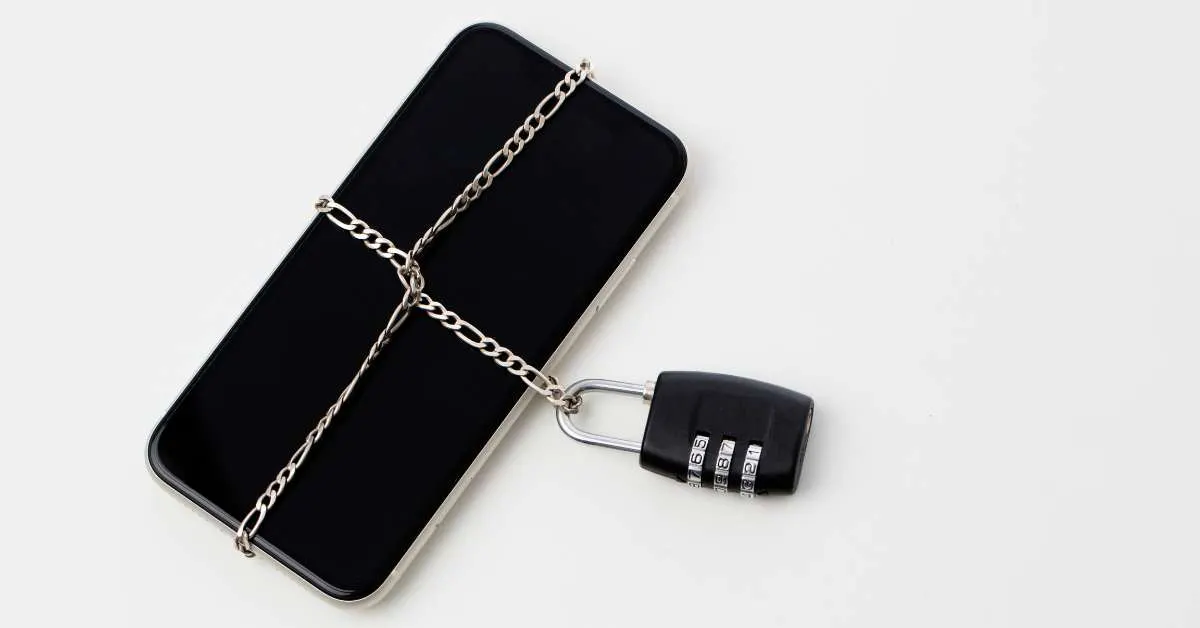 Ein Handy, gesperrt durch eine Kette und ein Zahlenschloss