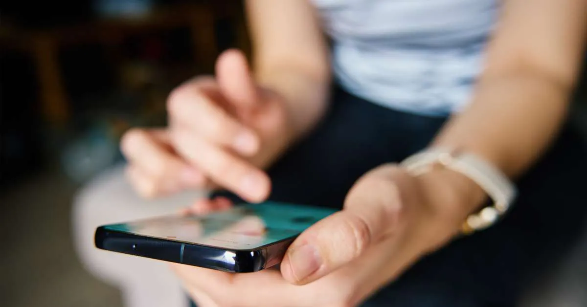 Eine Frau tippt auf einem Handy