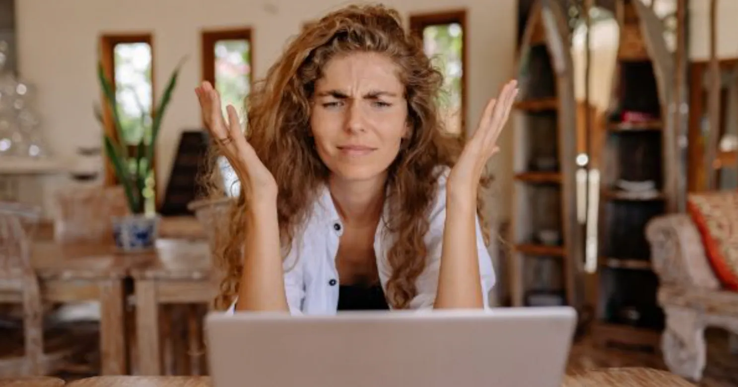 Frau vor Laptop zweifelt beim Online-Shopping / Bild: Canva