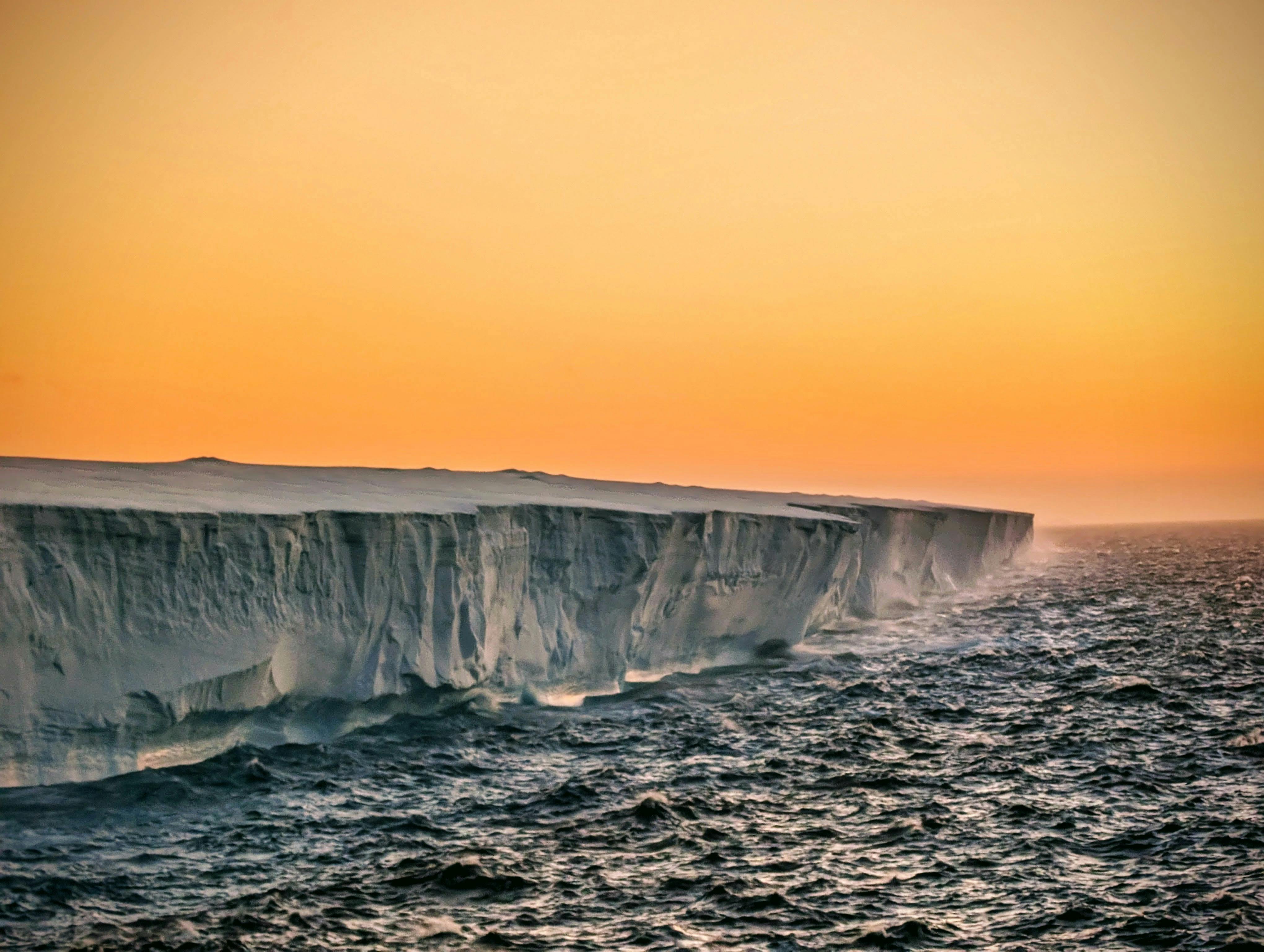 So hat der damals größte Eisberg der Welt, der A23a, im Dezember 2023 im Mitternachtslicht der Antarktis ausgesehen. Foto: Jürgen Brand