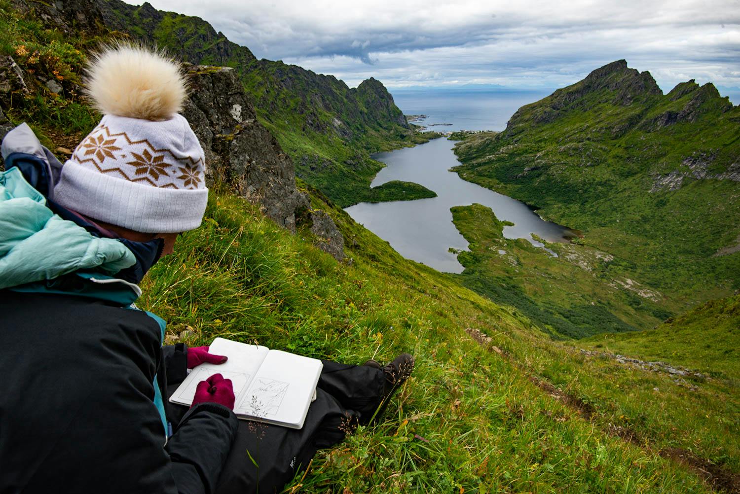 Anaïs en train de dessiner aux Lofoten