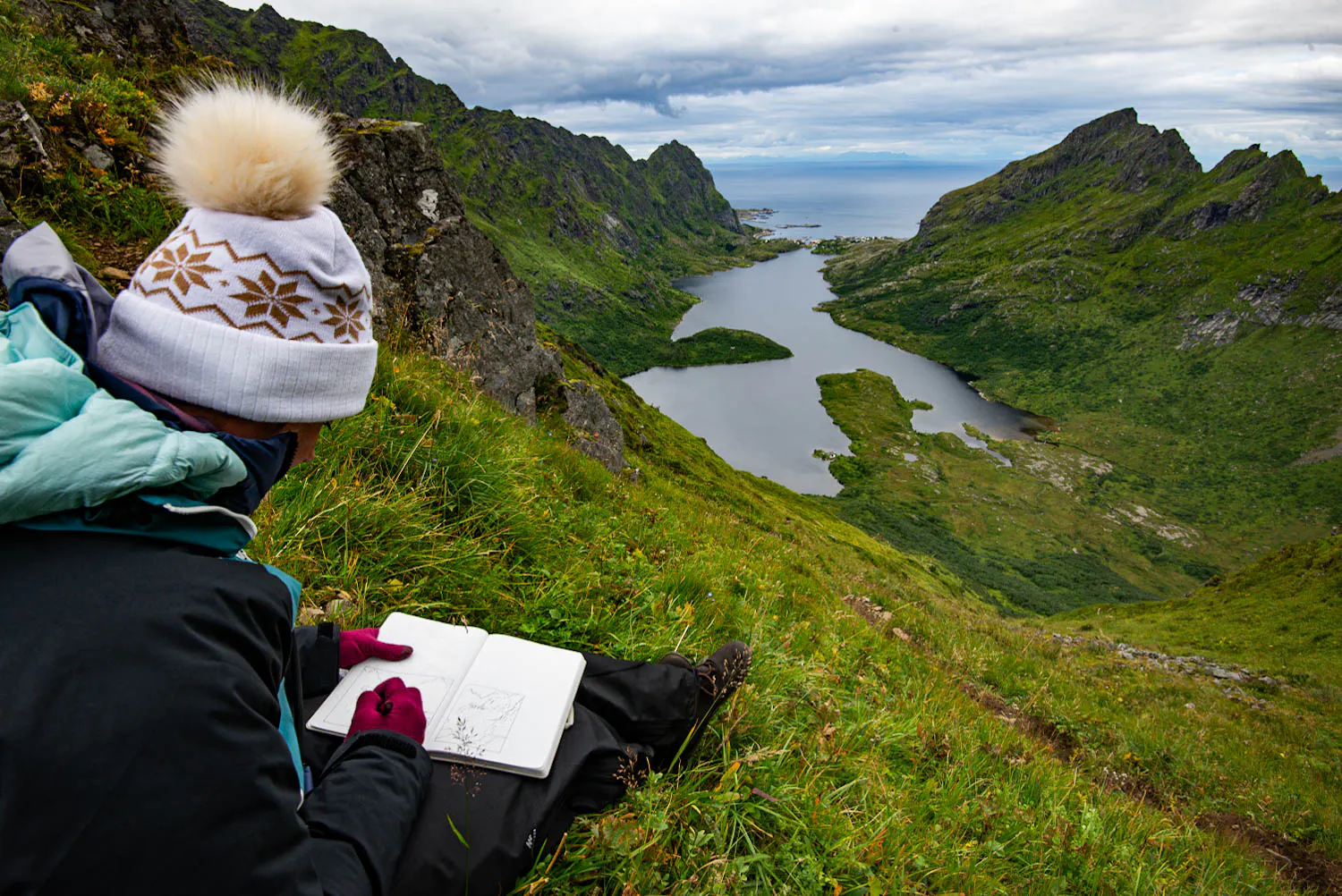 Anaïs en train de dessiner aux Lofoten