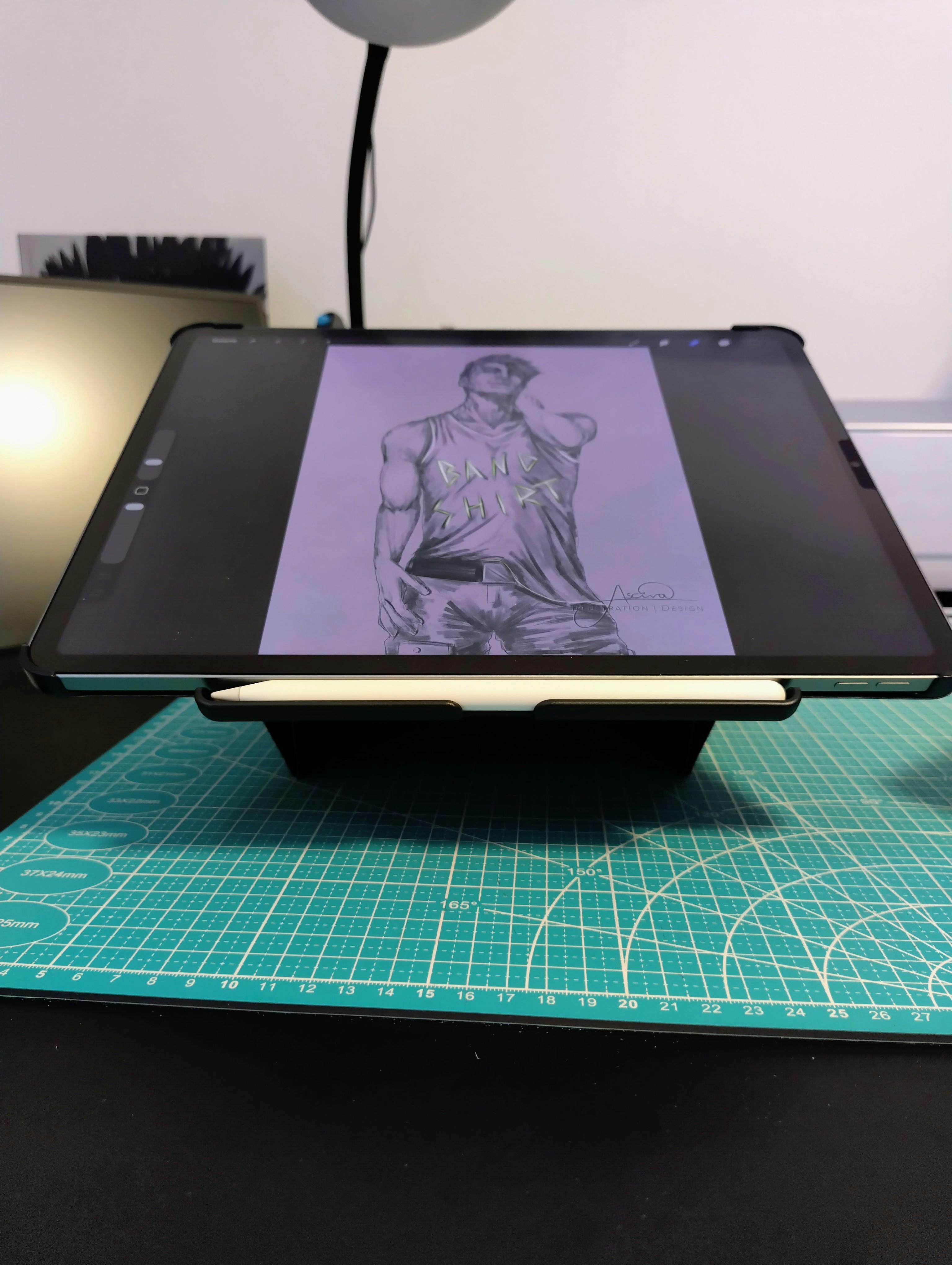 iPad Pro in „Zeichenstellung“ in der Origami-Hülle und Apple Pen in der Halterung