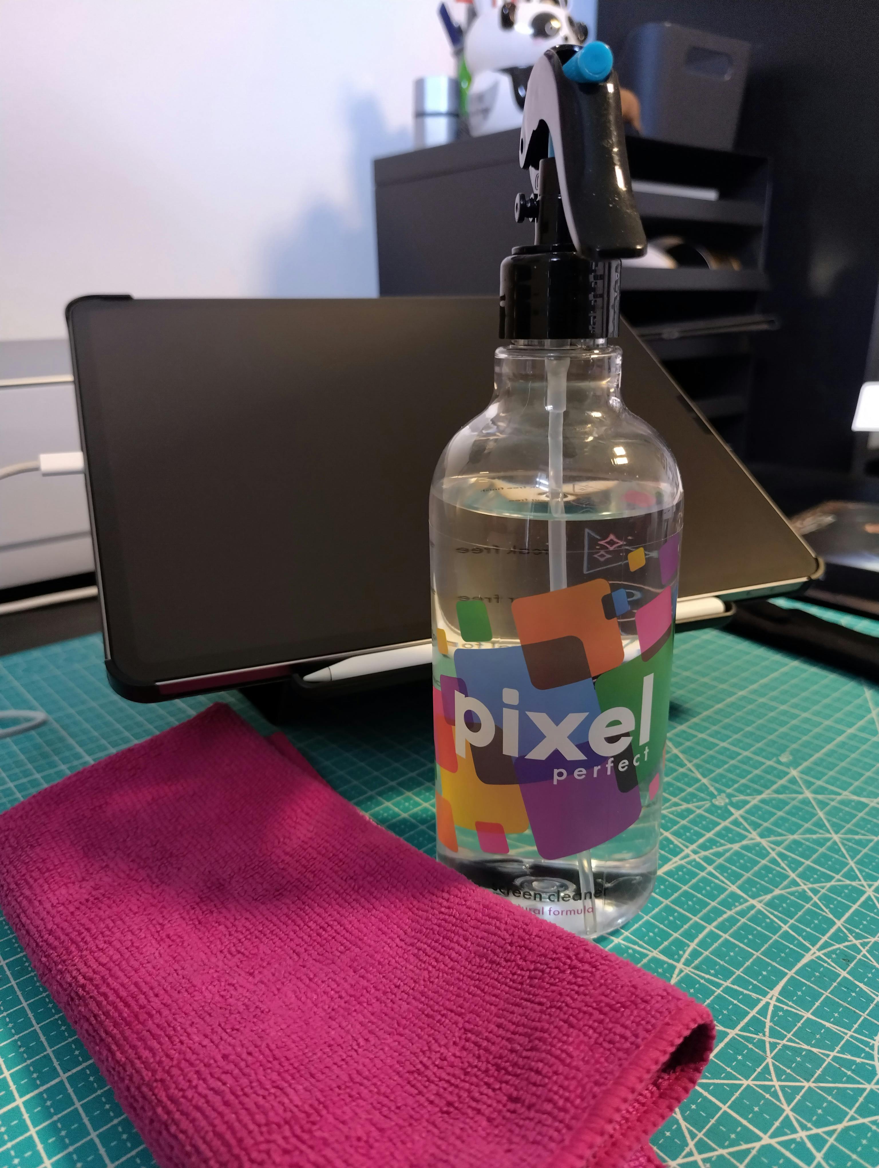 Screen Cleaner von Pixel Perfect vor dem iPad und neben einem pinken Mikrofasertuch