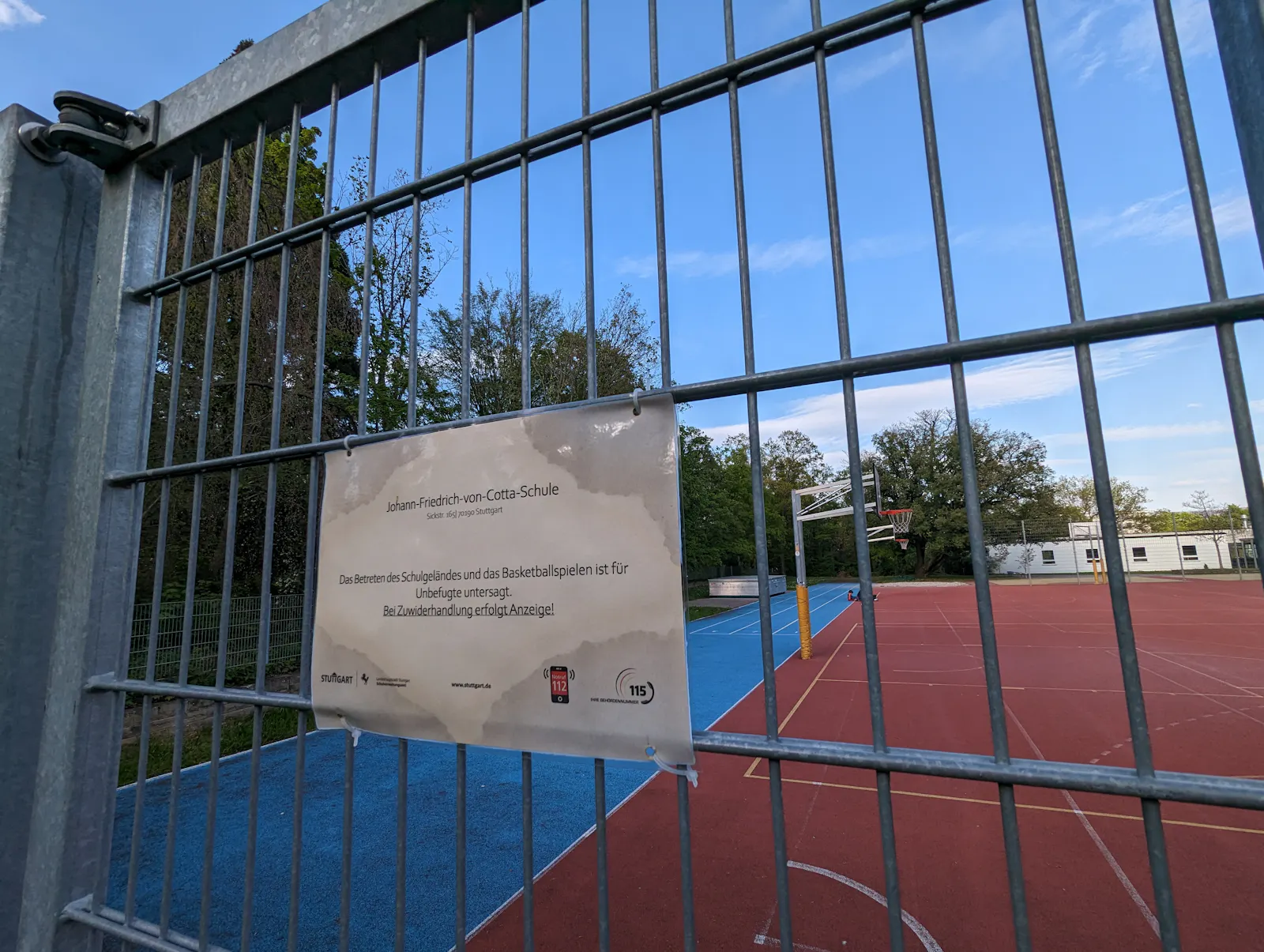 Der Sportplatz der Cotta-Schule darf inzwischen nur noch für den Schulbetrieb genutzt werden. Alles andere ist manchen Anwohnern zu laut. Foto: Jürgen Brand