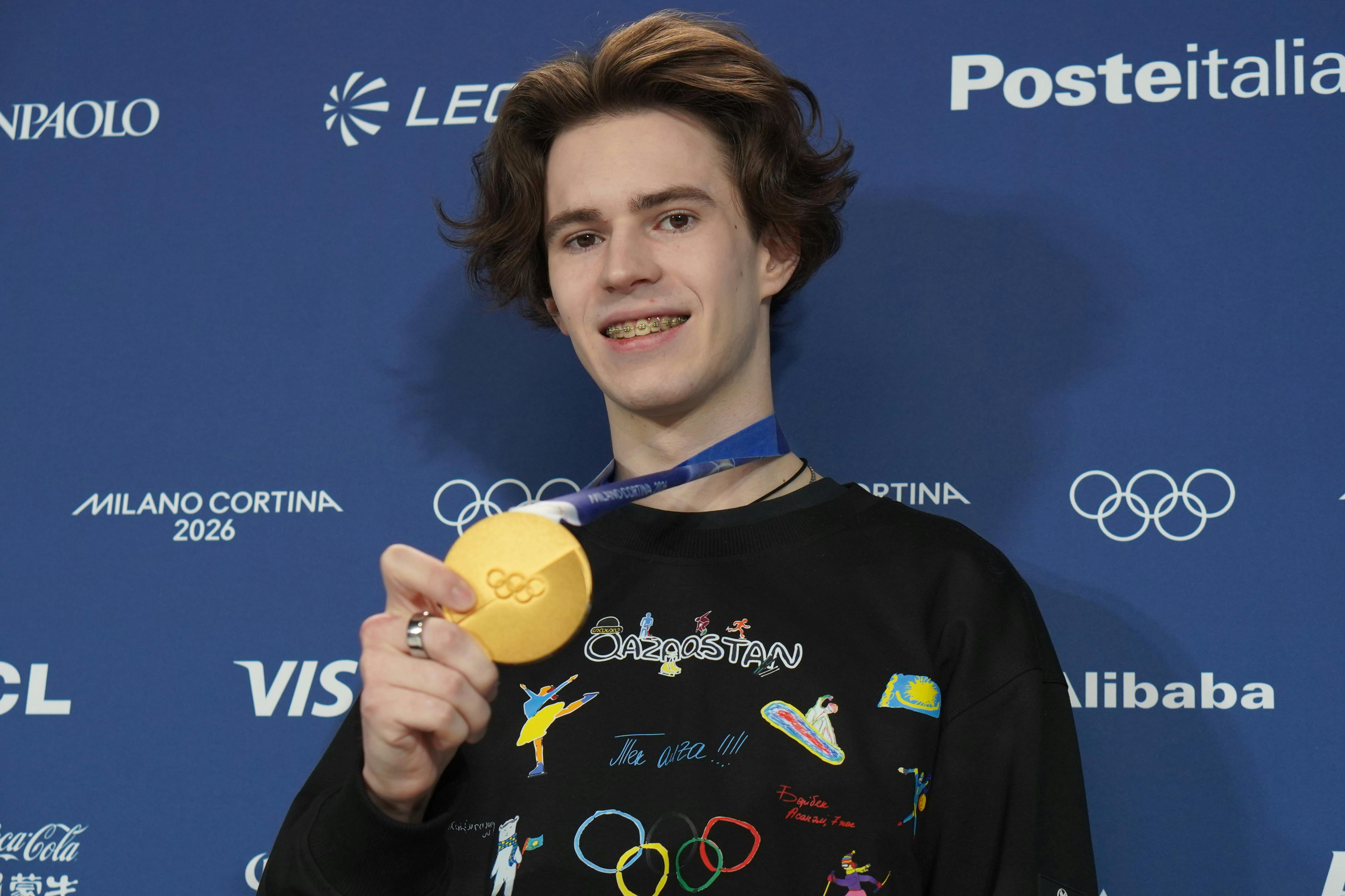 Olympiasieger Mikhail Shaidorov mit seiner Goldmedaille