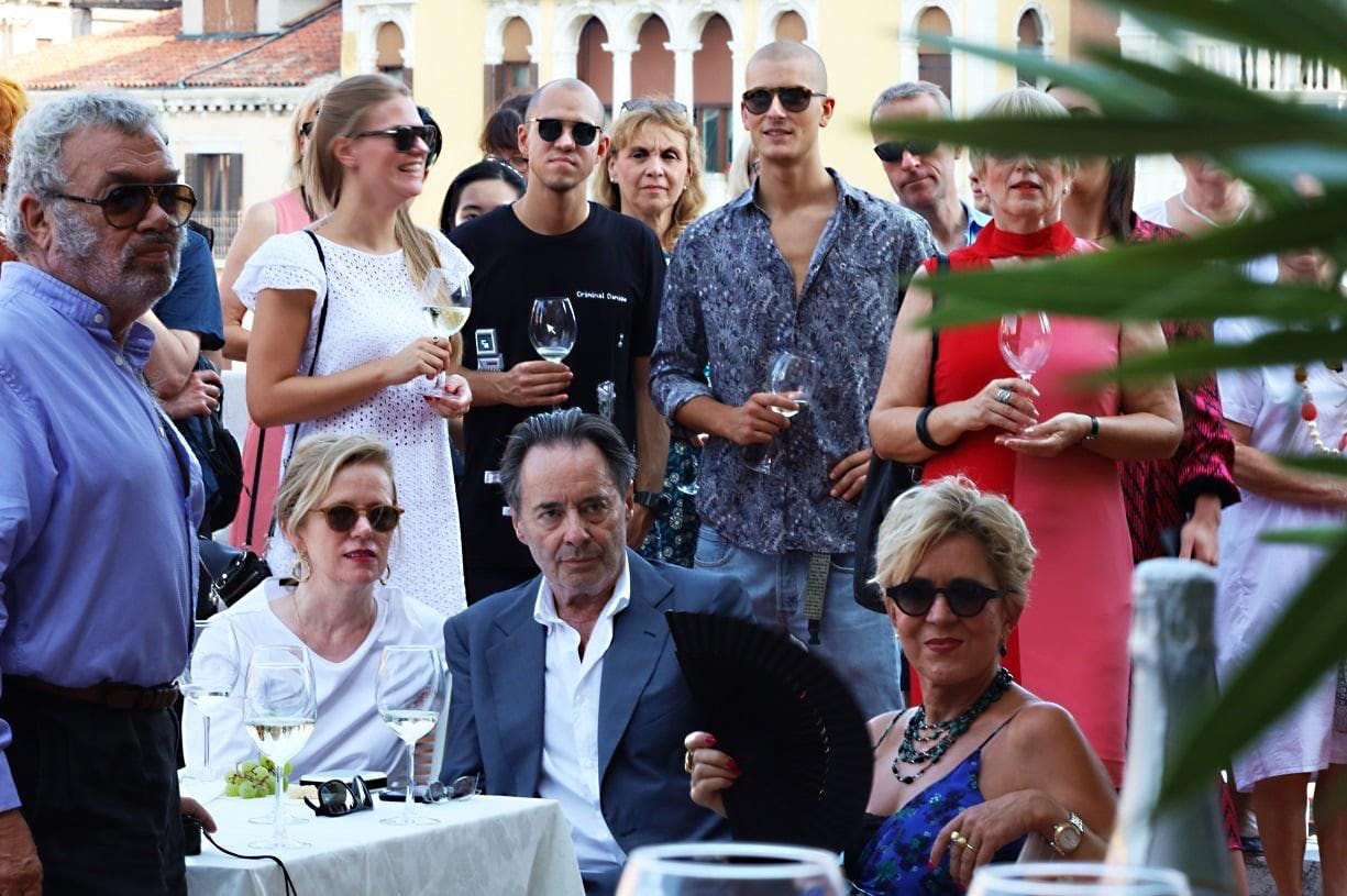 Uwe Kockisch mit seiner Ehefrau auf der Terrasse des deutschen Studienzentrums am Canal Grande. Links der Regisseur und Bühnenbildner Ezio Toffolutti.