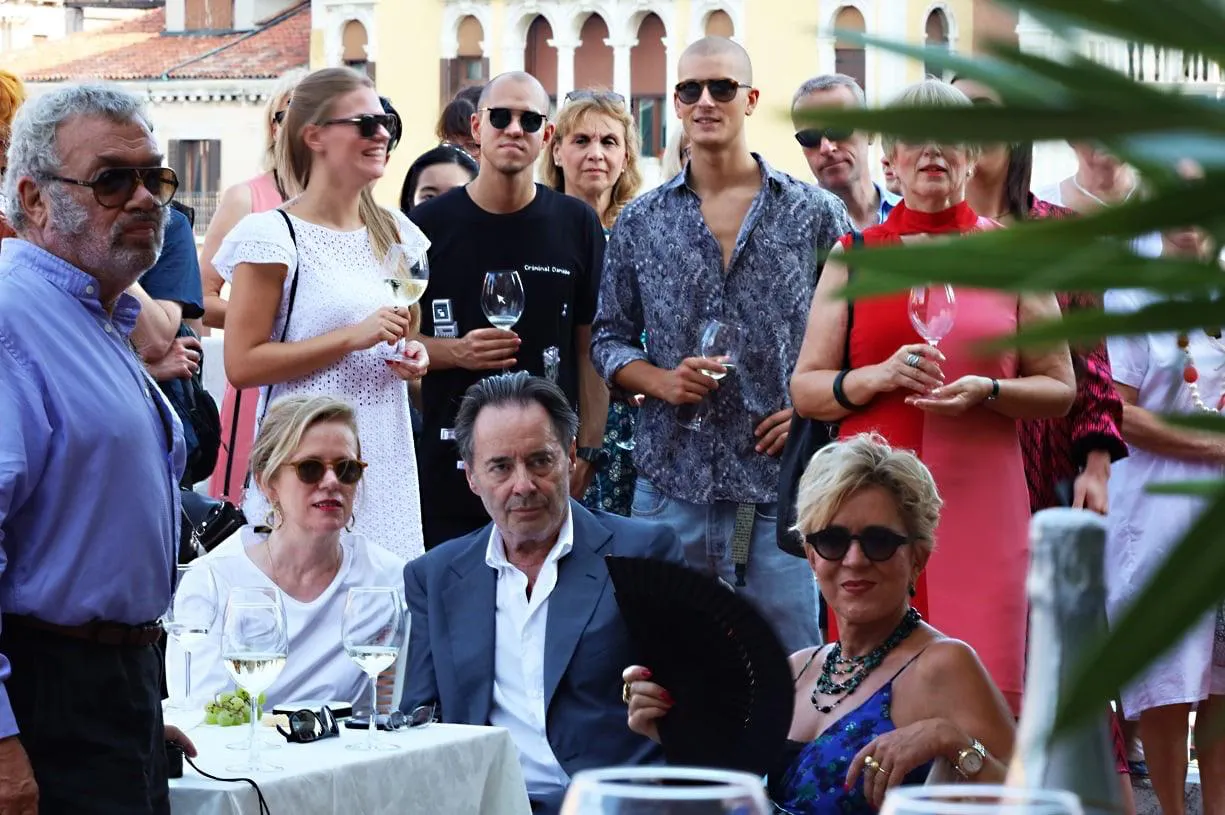 Uwe Kockisch mit seiner Ehefrau auf der Terrasse des deutschen Studienzentrums am Canal Grande. Links der Regisseur und Bühnenbildner Ezio Toffolutti.