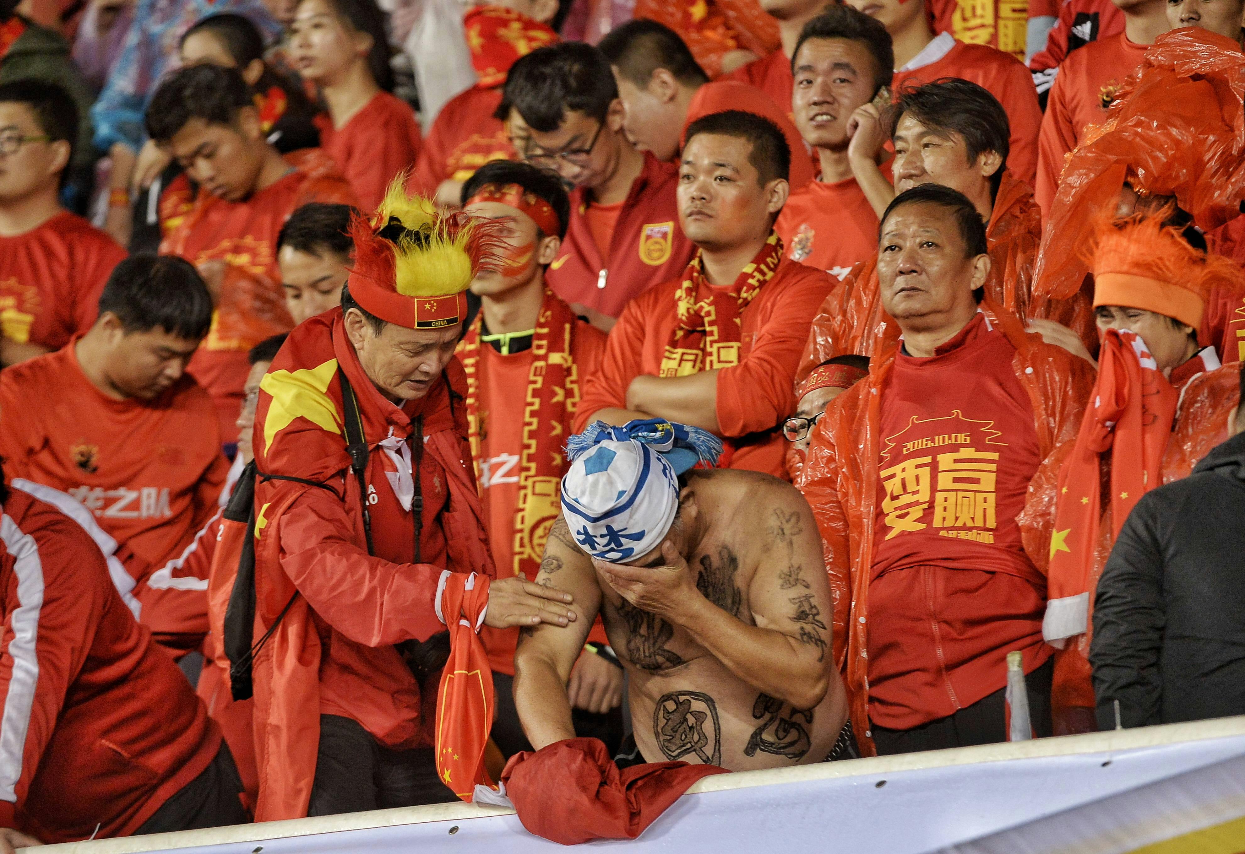 Ein Fan trauert nach der Niederlage der chinesischen Nationalmannschaft gegen Syrien während der WM-Qualifikation 2018.