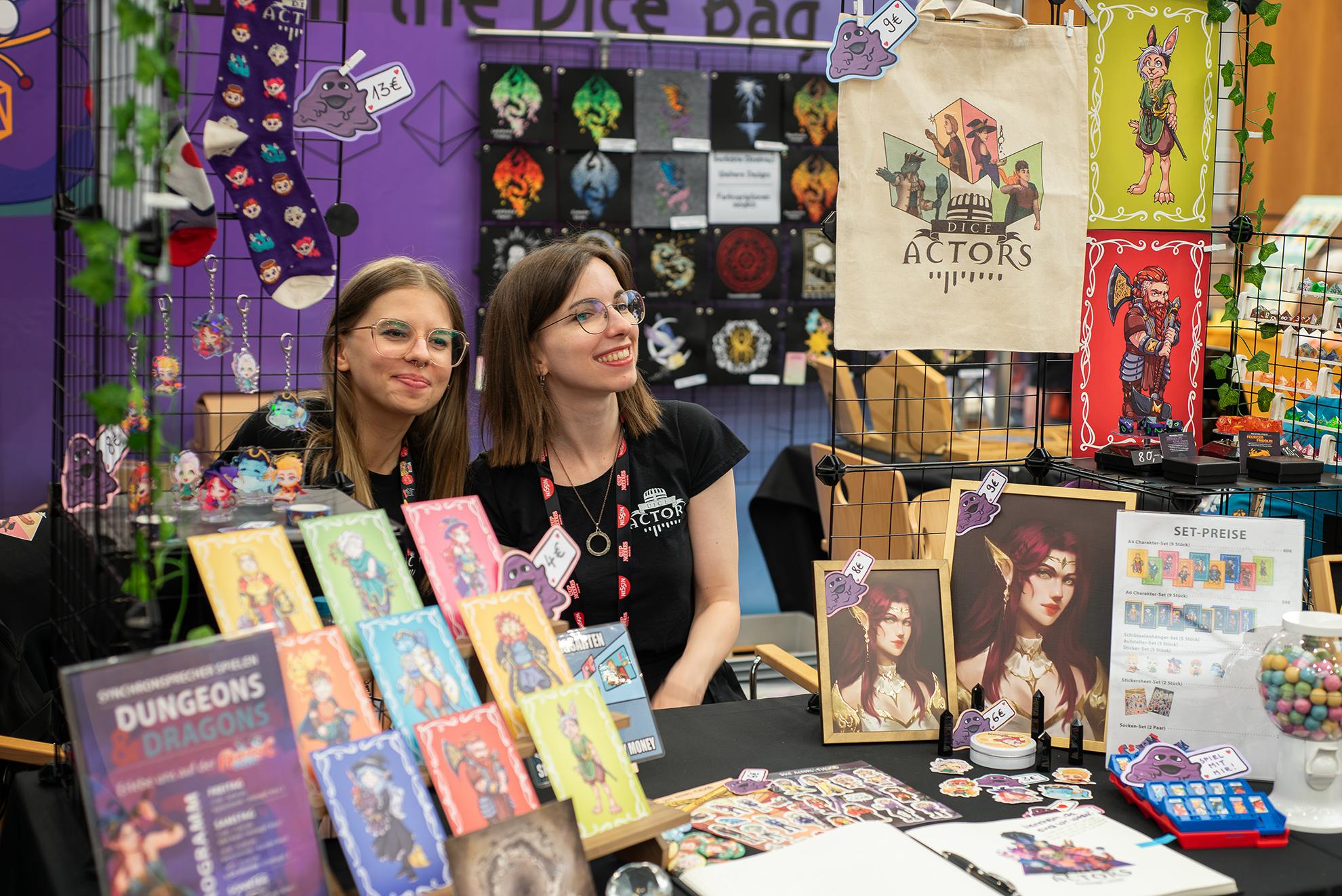 Susa und Franzi an unserem Merchandise-Stand.