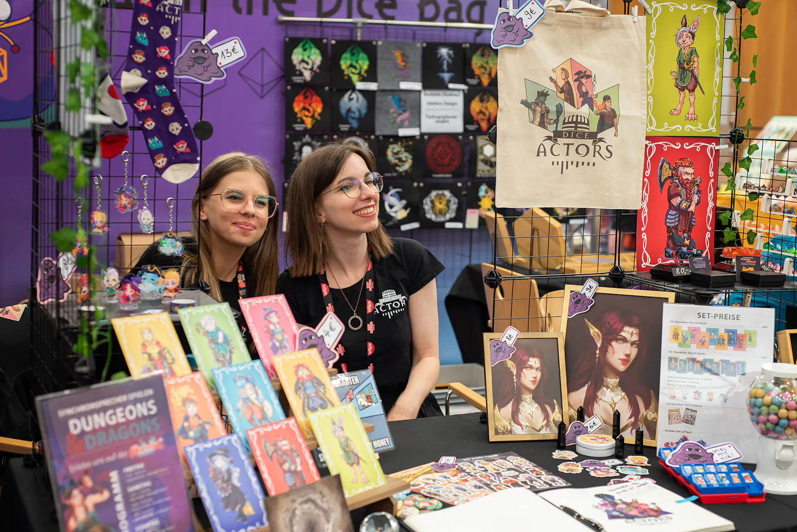 Susa und Franzi an unserem Merchandise-Stand.