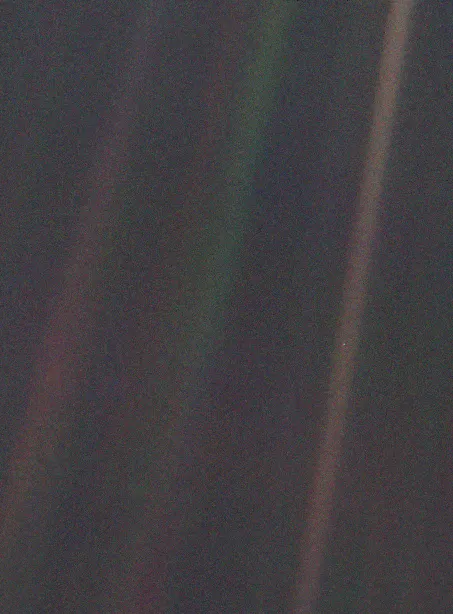 Das Original-Foto "Pale Blue Dot" zeigt die Erde als kleinen Punkt im Sonnensystem.