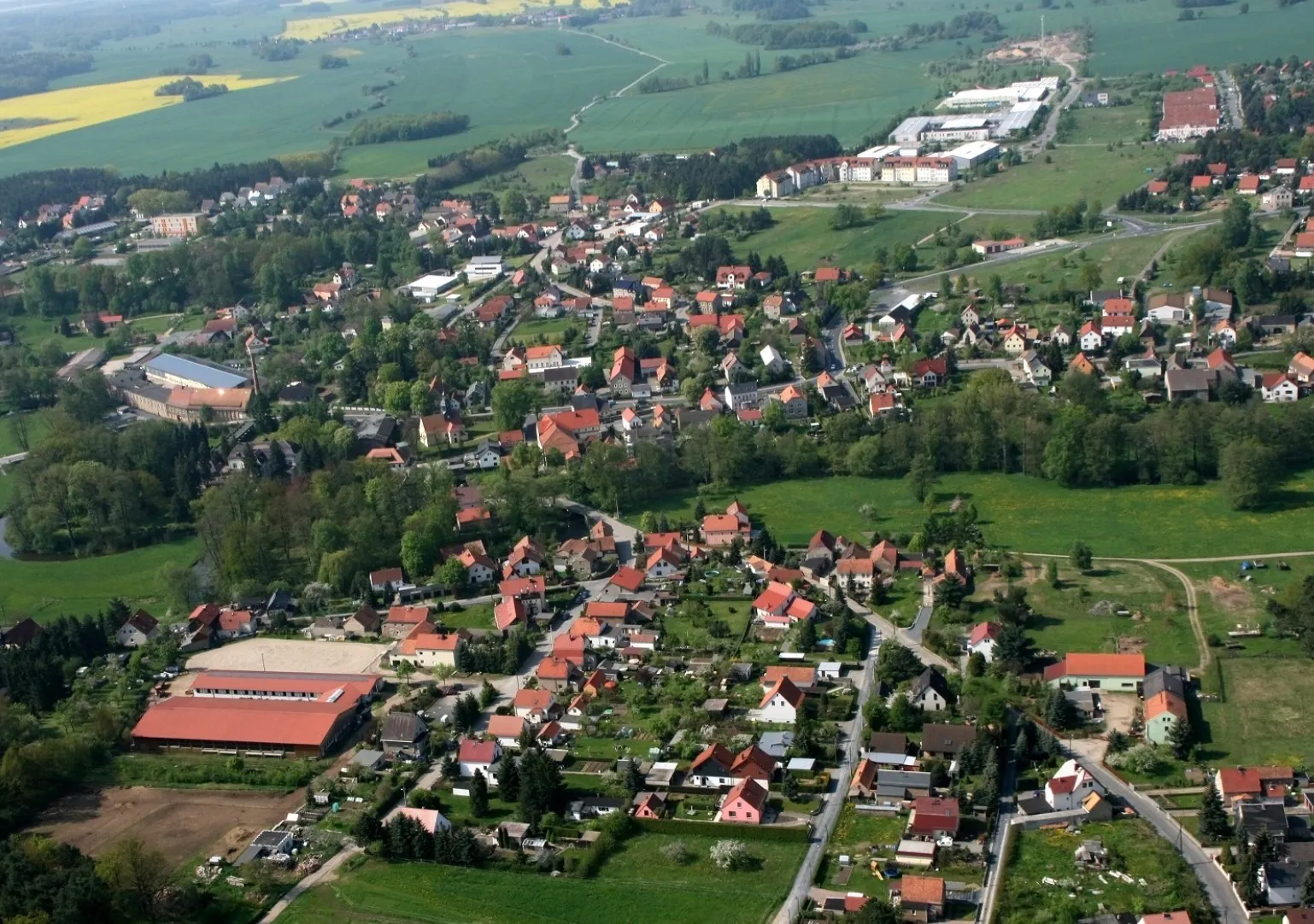 Schwammstadt Ottendorf-Okrilla | Die 10.000-Einwohner-Gemeinde im Kreis Bautzen kann sich mit Geld vom Freistaat auf den Klimawandel einstellen. Für den klimaresilienten Stadtumbau bekommt Ottendorf-Okrilla 250.000 Euro. Die Idee: Regenwasser, Grünflächen und Rohrleitungen wirken so zusammen, dass die Ortsmitte als Schwammstadt funktioniert. Es ist eins von vier Modellprojekten, die das Infrastrukturministerium mit insgesamt knapp einer Million Euro fördert.
Foto: Gemeinde Ottendorf-Okrilla