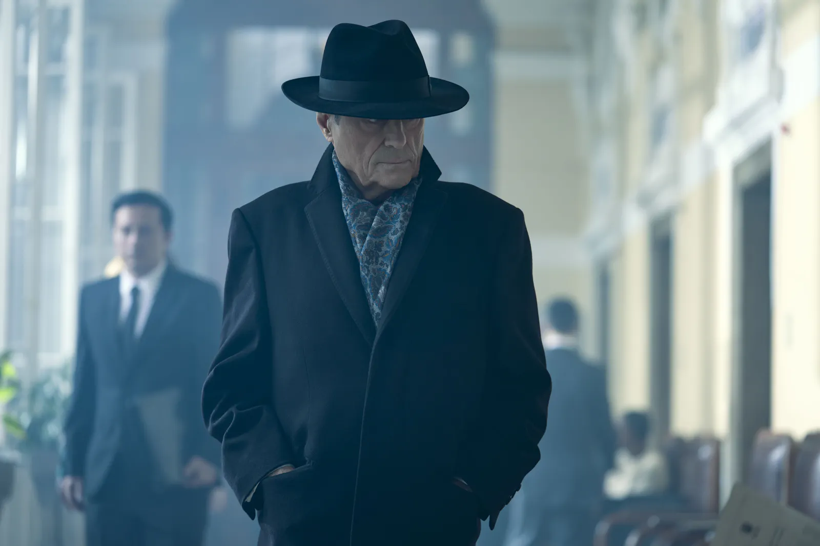 Alles im Blick und dabei ein Schatten: Winston (Ian McShane) // © LEONINE