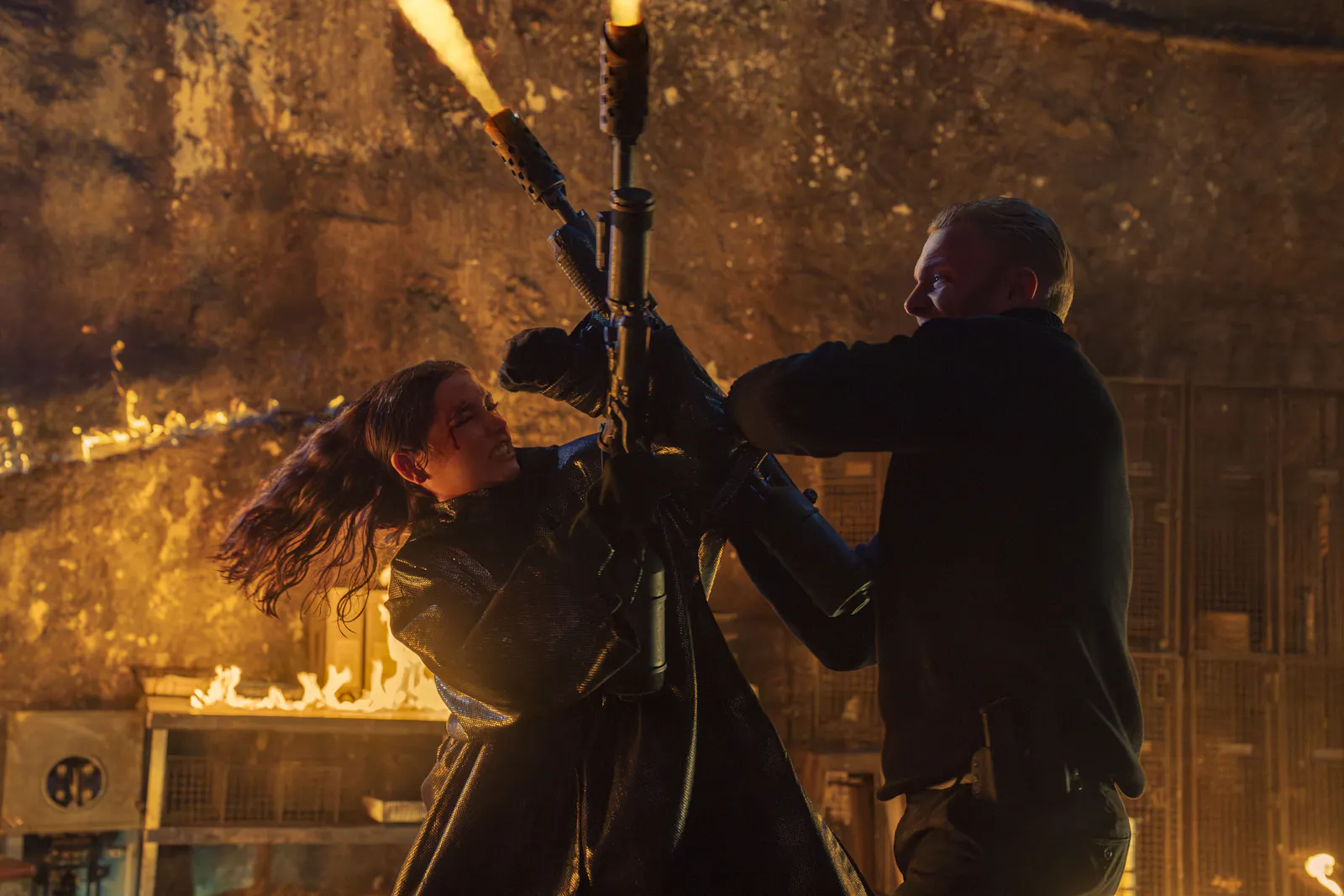 Eve (Ana de Armas) verteidigt sich im spektakulären Flammenwerfer-Fight gegen ihren - arg attraktiven - Angreifer (Robert Maaser) // © LEONINE