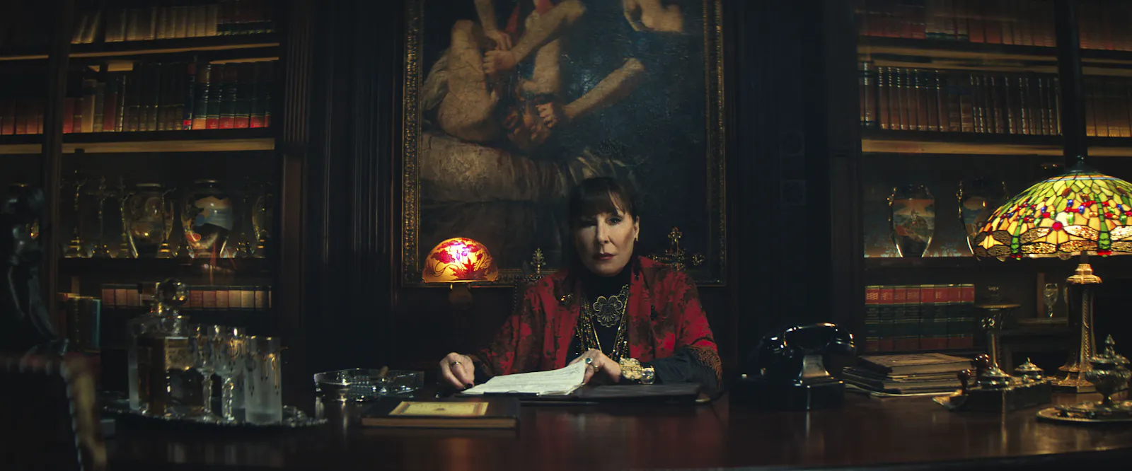 Kalt und gewissenhaft: die Direktorin (Anjelica Huston) // © LEONINE