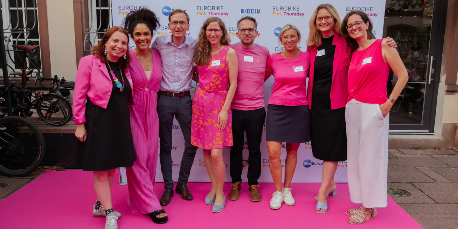 Angela Francke (1. v.l.) und Isabell Eberlein (2. v.r.) beim Pink Thursday auf der Eurobike 2025. Foto: Eurobike Frankfurt