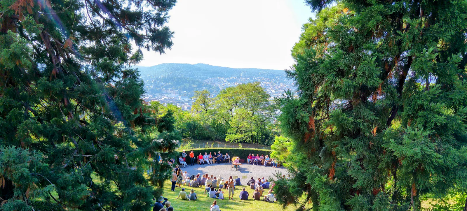 Park der Villa Reitzenstein, Aufnahme von einer Veranstaltung mit Darsteller:innen der Krimi-Serie Soko Stuttgart im Jahr 2016. Foto: Jürgen Brand