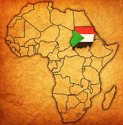 Der Sudan hat 48,1 Millionen Einwohner (Schätzung v. 2023) und ist mit einer Fläche von mehr als 1,8 Millionen Quadratkilometern etwa fünfmal so groß wie Deutschland. Er ist damit drittgrößter Flächenstaat des afrikanischen Kontinents.