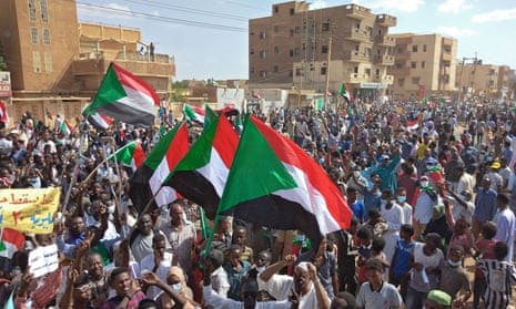 Am 19. Dezember 2018 brachen Demonstrationen in mehreren sudanesischen Städten aus. Grund hierfür waren gestiegene Lebenshaltungskosten und die sich verschlechternde Wirtschaftslage. Die ursprünglichen Forderungen nach wirtschaftlichen Reformen wurden bald übertönt von der Forderung nach dem Rücktritt des Präsidenten Omar al-Bashir. Die Regierung schlug die Proteste gewaltsam nieder. Am 22. Februar 2019 verhängte al-Bashir den Ausnahmezustand. Er löste die Regierung sowohl auf nationaler als auch auf regionaler Ebene auf und ersetzte diese durch Militärs und Geheimdienstbeamte. Am 8. März gab al-Bashir bekannt, alle bei den Protesten inhaftierten Frauen freilassen zu wollen. Am Wochenende des 6.–7. Aprils 2019 kam es erstmals nach Verhängung des Ausnahmezustandes wieder zu Massenprotesten. Am 11. April wurde al-Bashir von Militärs aus dem Amt geputscht. (Quelle: Wikipedia)