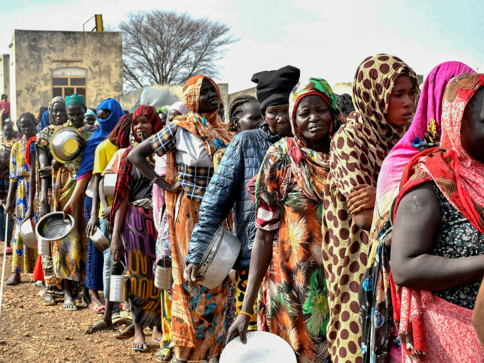 überwältigende Mehrheit flieht innerhalb des Sudans. Andere versuchen in Nachbarländer wie Ägypten, Tschad, Südsudan, Uganda oder Kenia zu gelangen – oft unter lebensgefährlichen Bedingungen und in völlig überfüllte Camps mit kaum Versorgung.