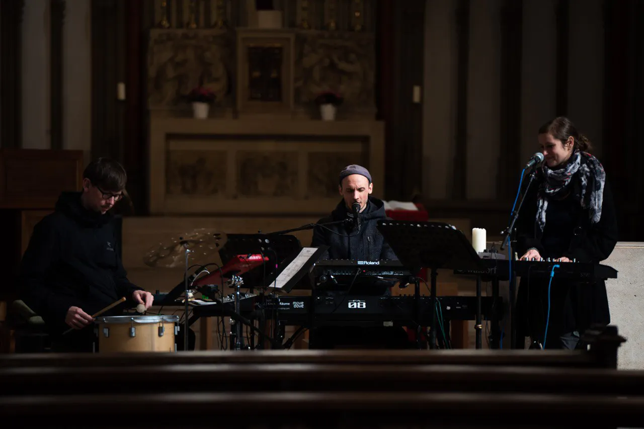 MoveDove in Triobesetzung spielt sein Programm Psalmcode in der Kreuzkirche Münster