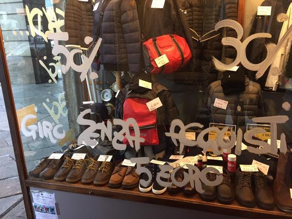 Se fai un giro nel negozio e non compri niente paghi 5 euro.
(visto da @confuso su @garavaentafed)