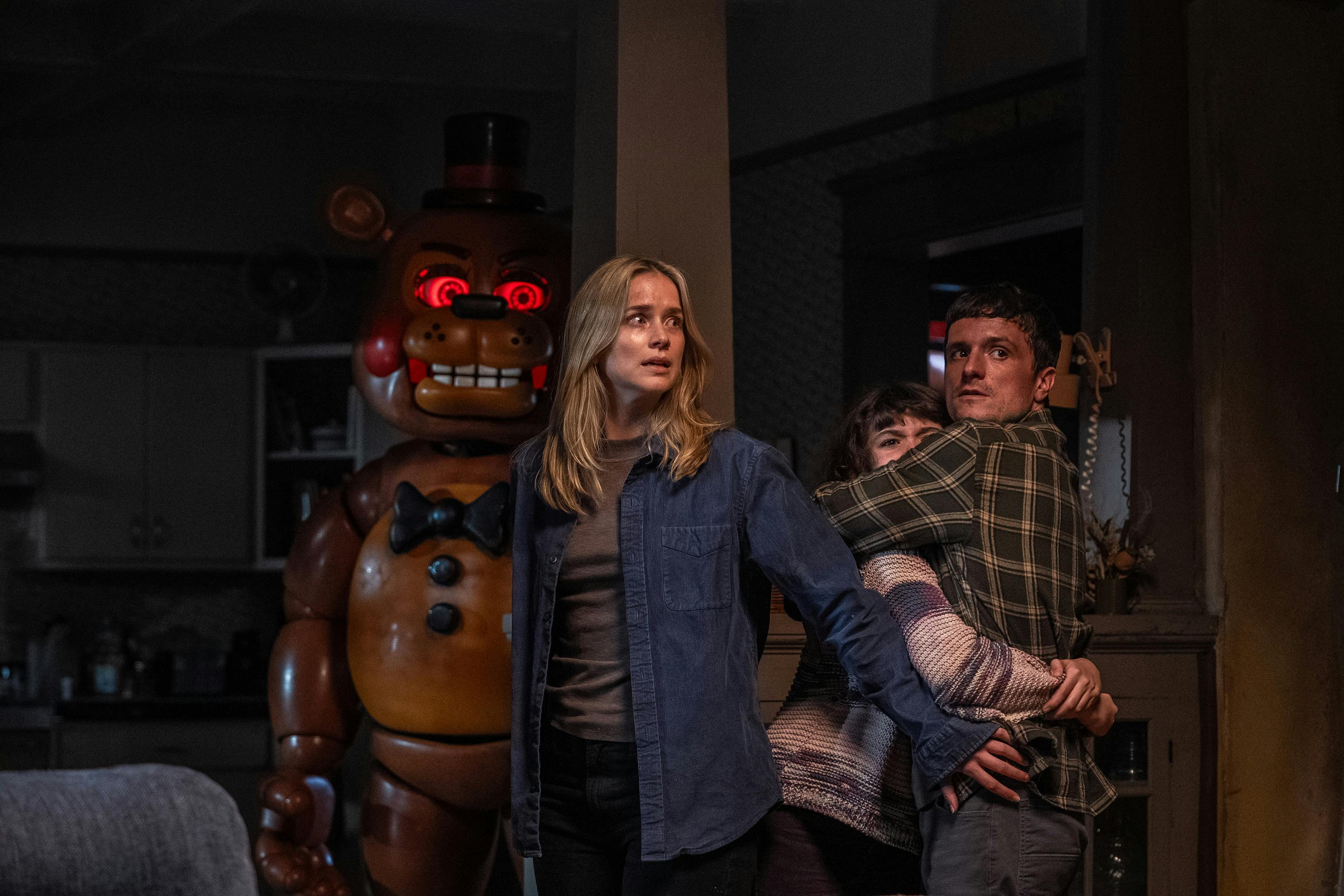 v. l. n. r.: Toy Freddy, Vanessa (Elizabeth Lail), Abby (Piper Rubio) and Mike (Josh Hutcherson) in Five Nights at Freddy’s 2  (Regie:Emma Tammi) // © Universal Studios. All Rights Reserved.