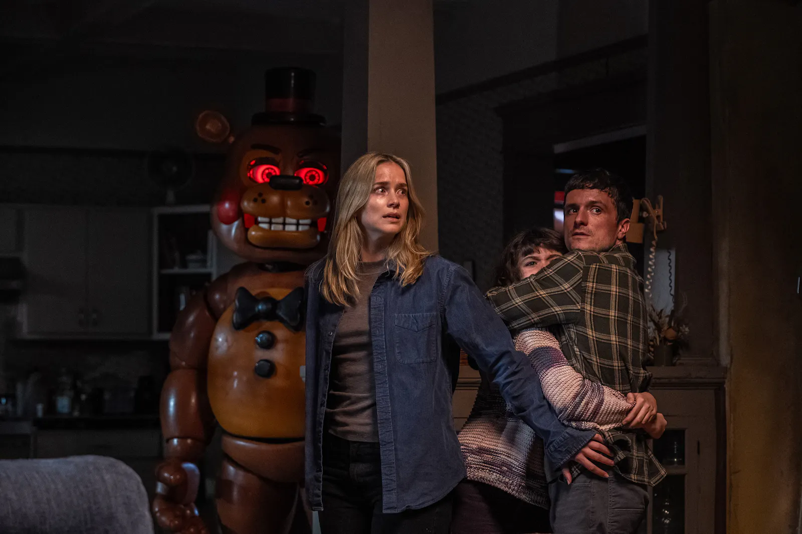 v. l. n. r.: Toy Freddy, Vanessa (Elizabeth Lail), Abby (Piper Rubio) and Mike (Josh Hutcherson) in Five Nights at Freddy’s 2 (Regie:Emma Tammi) // © Universal Studios. All Rights Reserved.