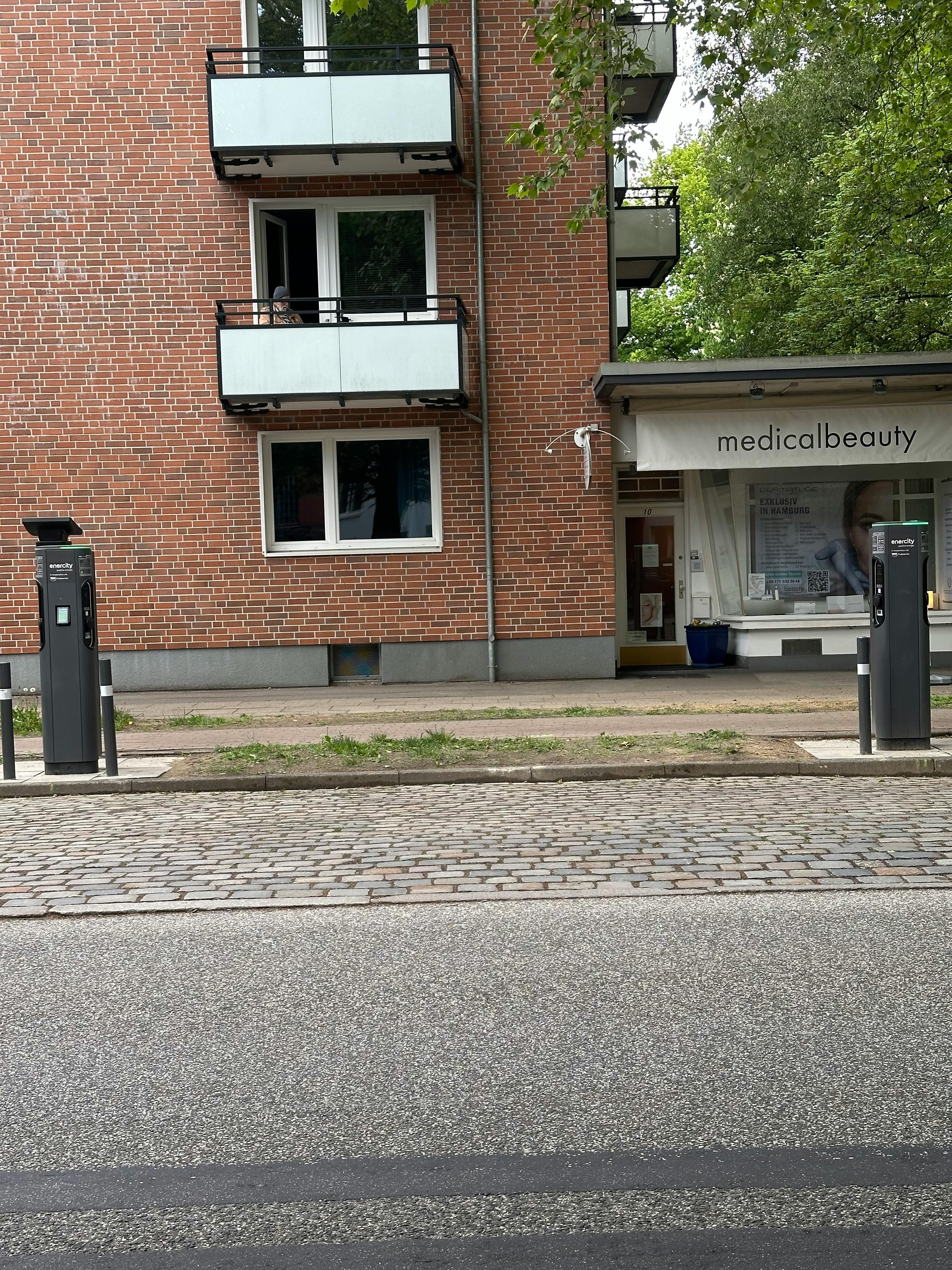 Zwei Ladesäulen, die auf dem Gehweg installiert worden. Dadurch nur über Stufe erreichbar. Zudem abgepollert.