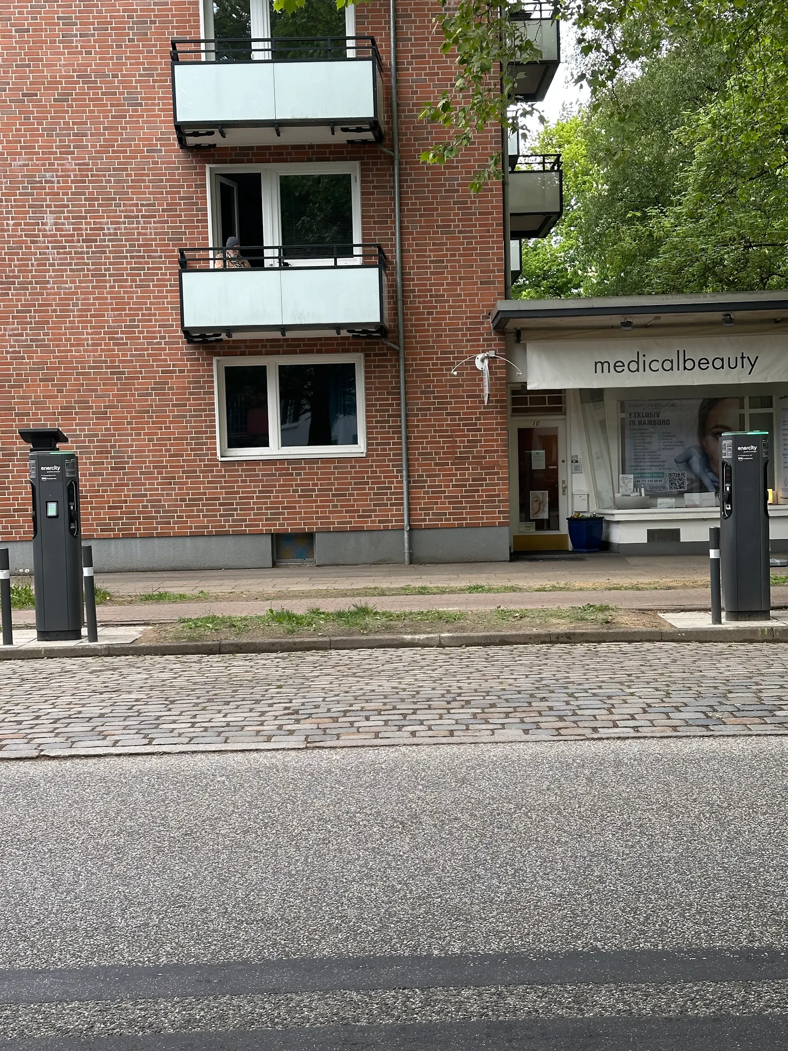 Zwei Ladesäulen, die auf dem Gehweg installiert worden. Dadurch nur über Stufe erreichbar. Zudem abgepollert.