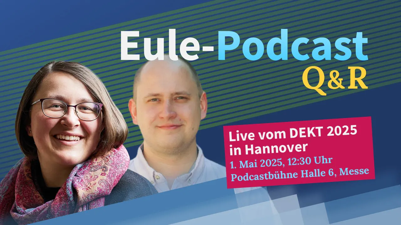 Grafik für den Eule-Podcast Q and R mit je einem Porträtfoto von Carlotta Israel und Philipp Greifenstein. Überschrift Eule-Podcst Q & R. Veranstaltungshinweis in einem Kasten: Live vom DEKT 2025 in Hannover, 1. Mai 2025, 12:30 UHr, Podcastbühne Halle 6, Messe