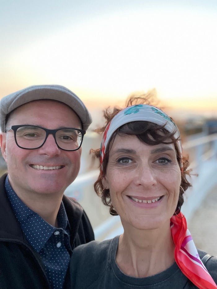 Ein Mann und eine Frau vor blauem Himmel am Strand, Porträt.