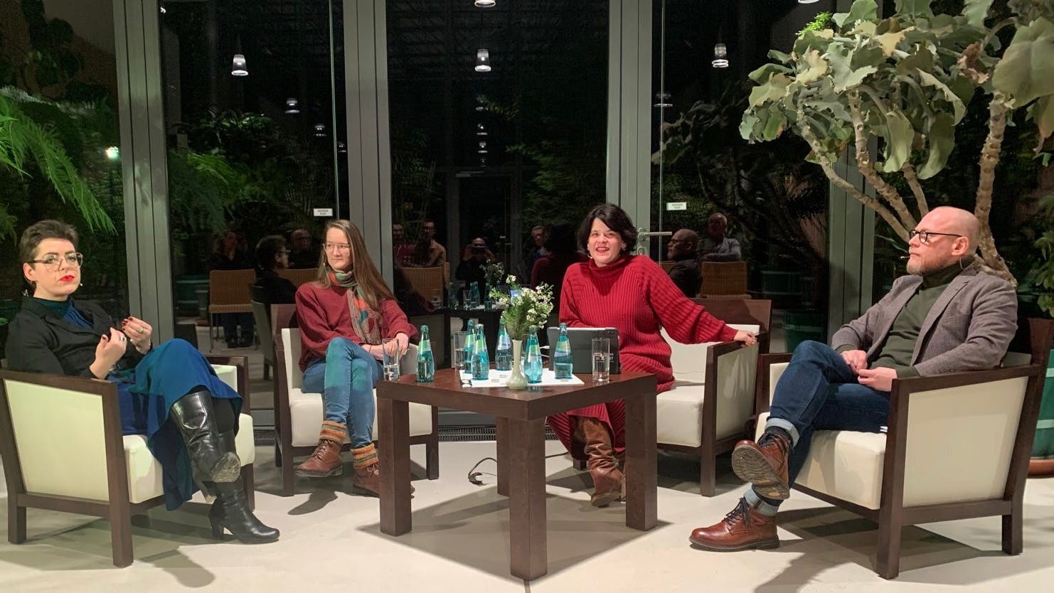 IM BANN DER CHATBOTS | Um Künstliche Intelligenz und ihre vielfältigen Erscheinungsformen im Alltag ging es am am Mittwoch im Grünen Salon. Beim 12. Muskauer Salon Talk waren Elisabeth Haufe (li.), Wilhelmine Buscha und Christoph Meißelbach zu Gast. Die Folge gibt es auch zum Nachhören - demnächst hier. 
Foto: Daniel George