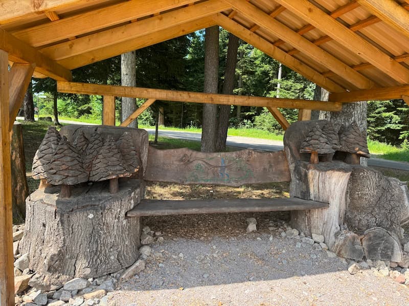 eine Bank aus echtem Holz