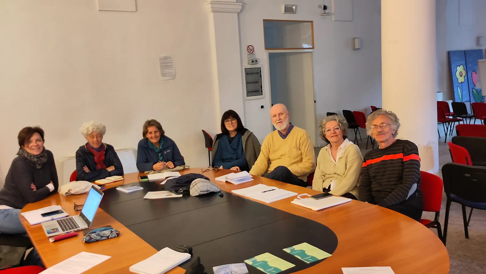 Partecipanti al Tavolo della Comunità Educante del Centro Territoriale Volontariato di Biella seduti intorno a un tavolo nella sede del CTV in via Orfanotrofio a Biella