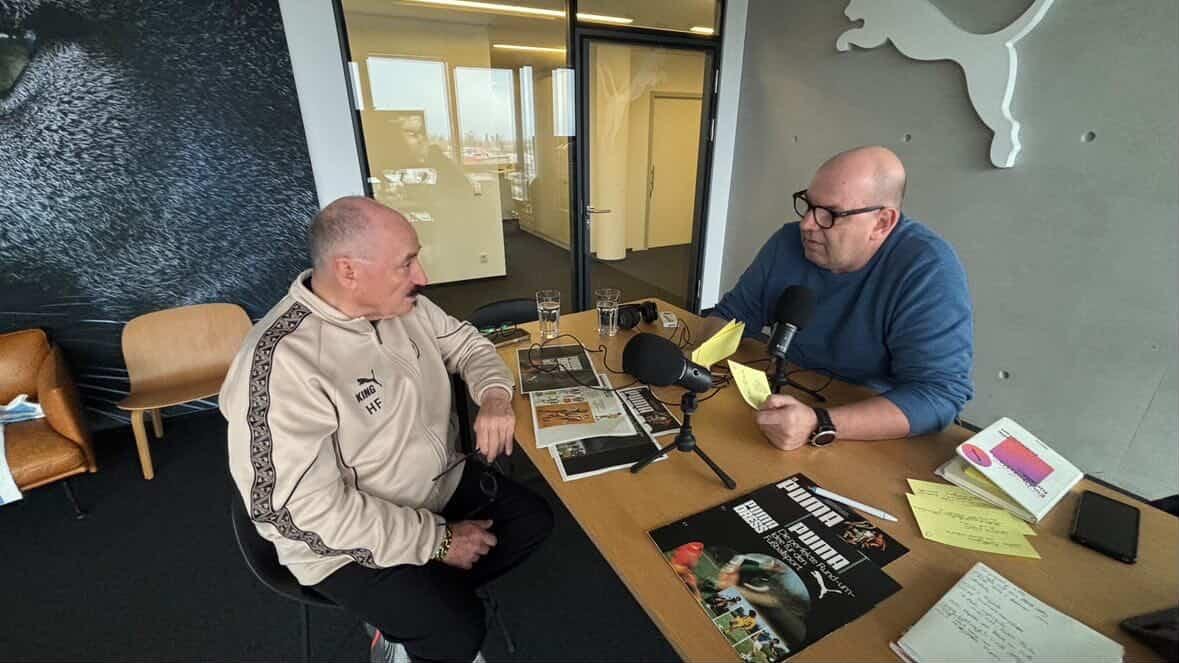 Helmut Fischer von Puma und Stefan Appenowitz von der Stoffkunde bei der Podcastaufnahme im Puma Headquarter in Herzogenaurach