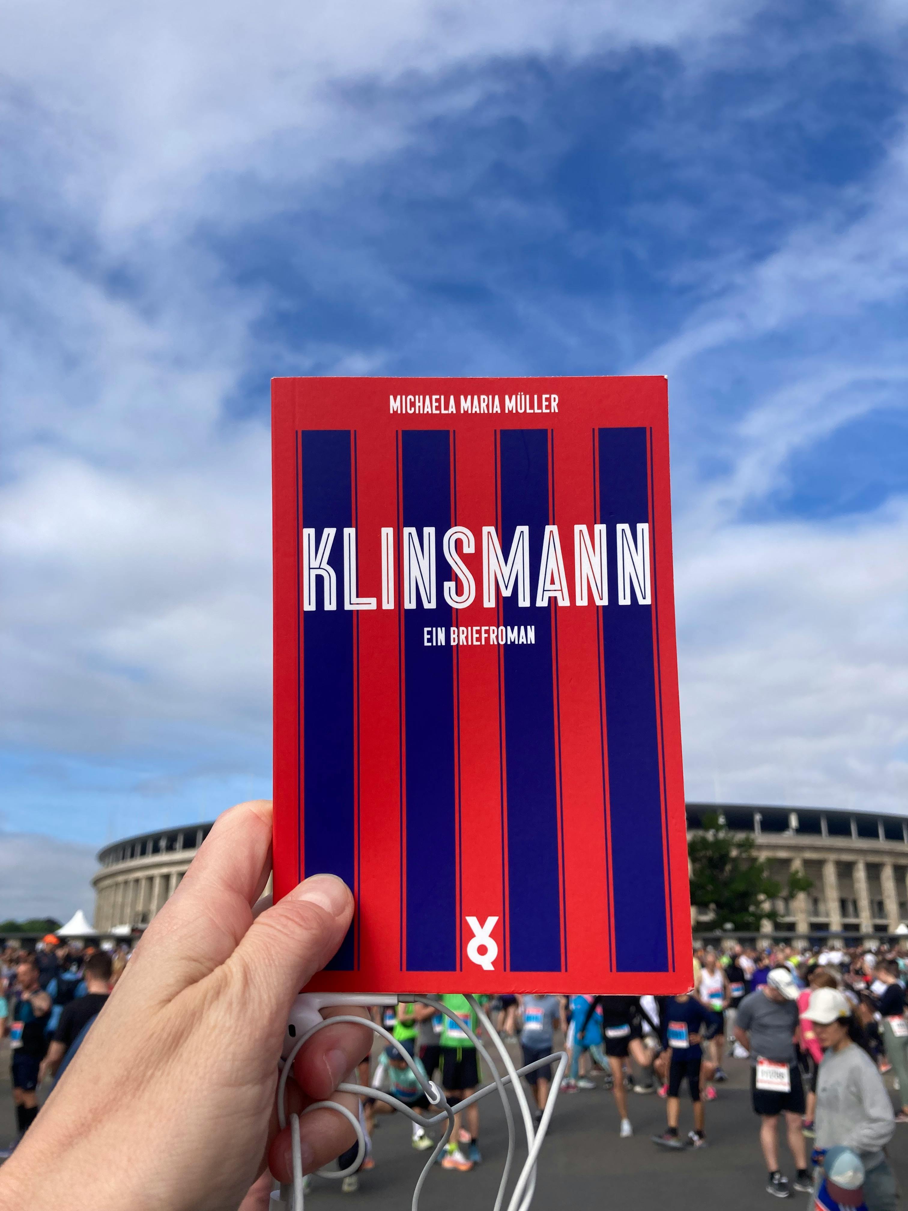 Das Buch vor dem Berliner Olympiastadion.