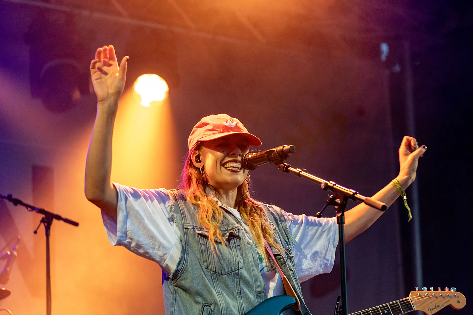 Musikerin auf Bühne (Lara Hulo)