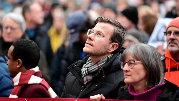 Marcus König: Der Blick ist nach oben gerichtet — Interpretationsfähig.