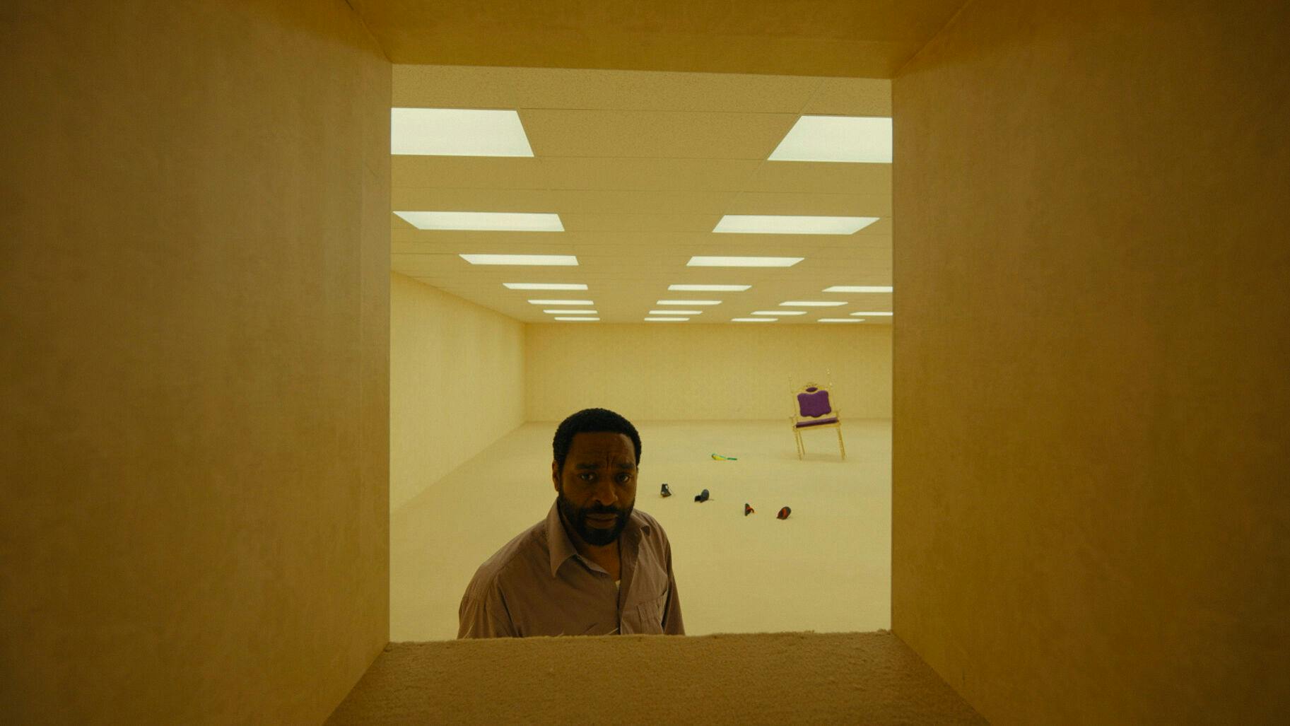 Chiwetel Ejiofor alias Clark in den BACKROOMS // © Courtesy of A24