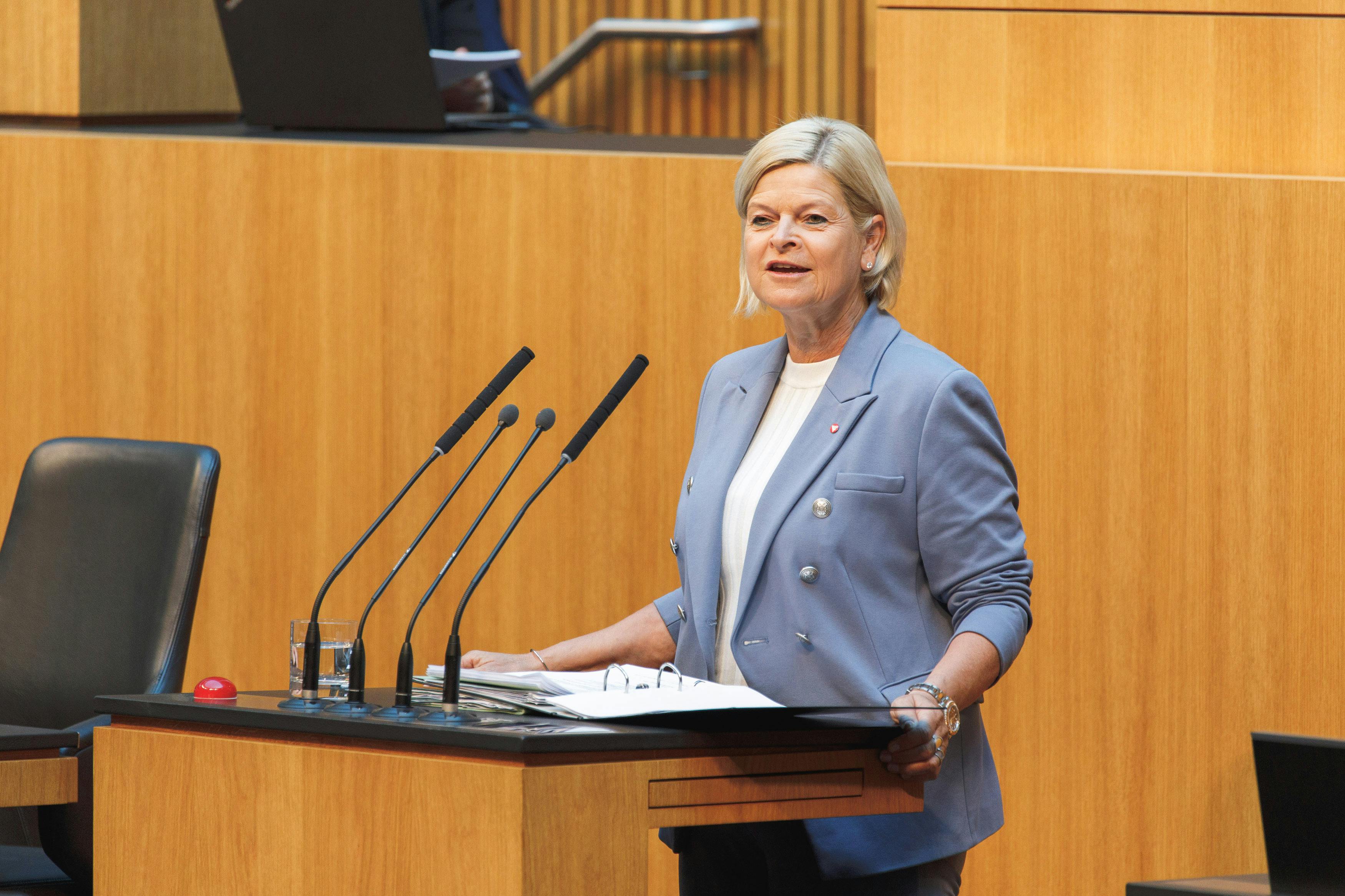 Das Bild zeigt Österreichs Verteidigungsministerin Klaudia Tanner von der ÖVP am Rednerpult im Parlament.