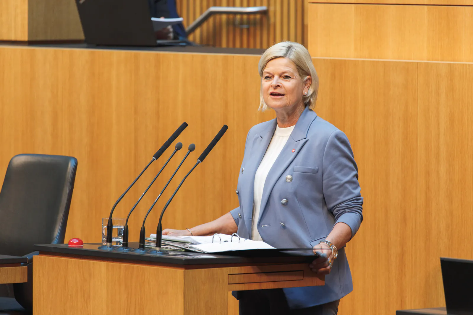 Das Bild zeigt Österreichs Verteidigungsministerin Klaudia Tanner von der ÖVP am Rednerpult im Parlament.