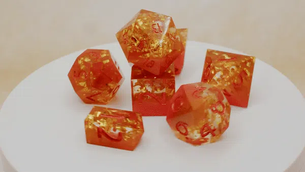 Ein Set aus orange-transparenten, polyedrischen Würfeln mit goldenen Einschlüssen, arrangiert auf einer weißen Drehscheibe.