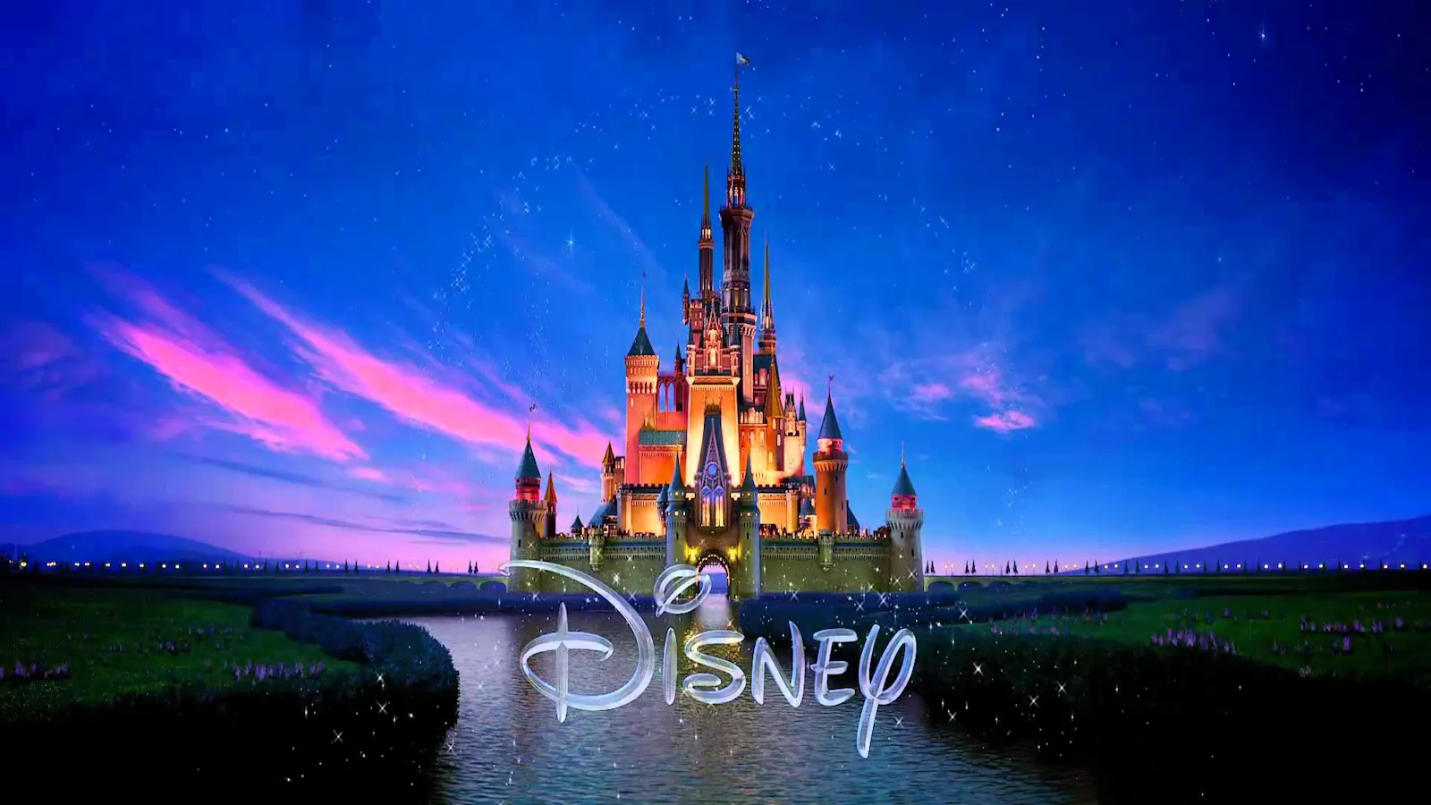 Schloss vor blauem Nachthimmel, davor Disney-Schriftzug