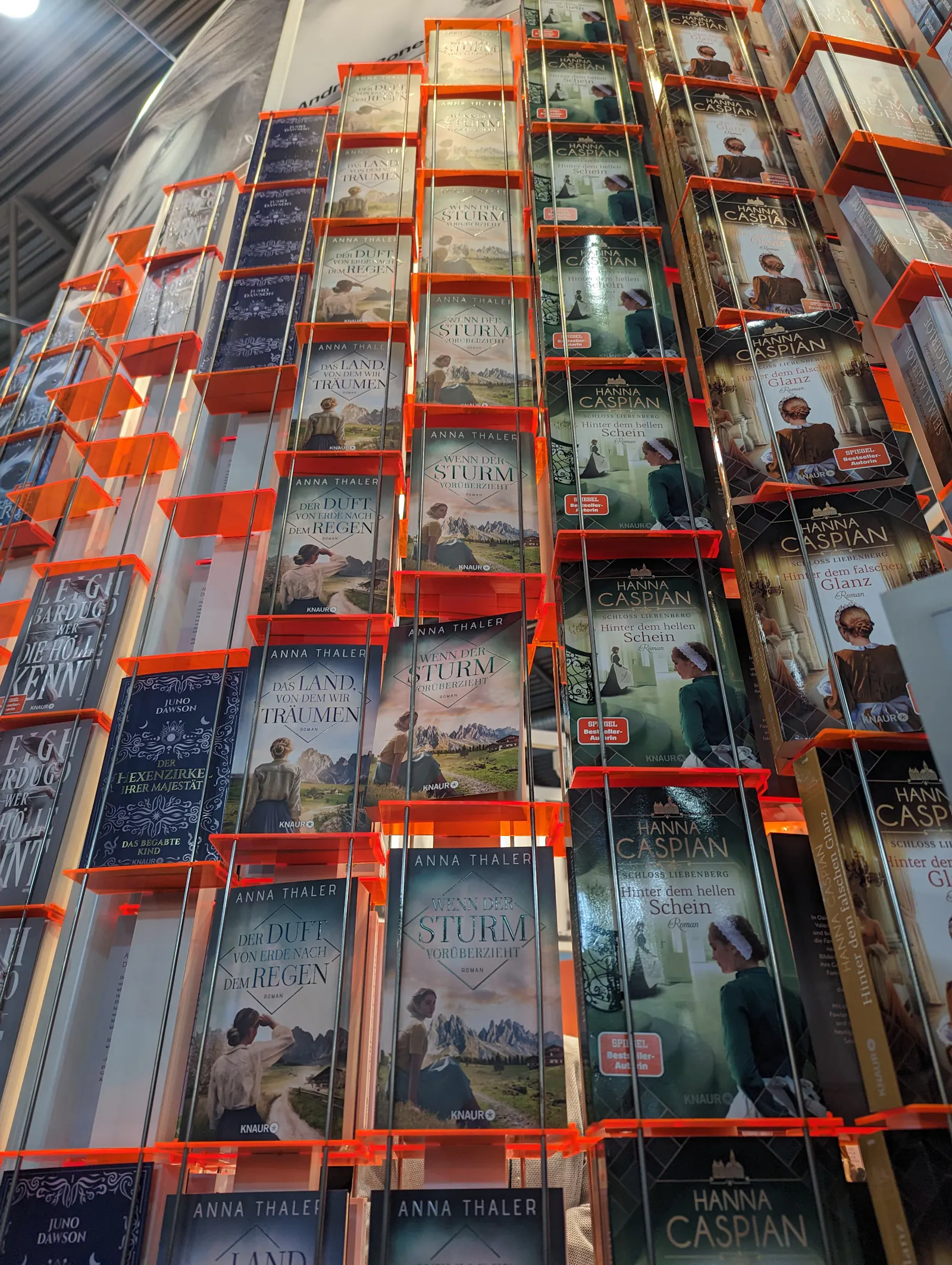 Eine Säule mit Taschenbüchern, der Stand des Verlages Droemer Knaur auf der Buchmesse in Frankfurt Oktober 2022 mit Teil 2 und 3 der Südtirolsage von Anna Thaler.